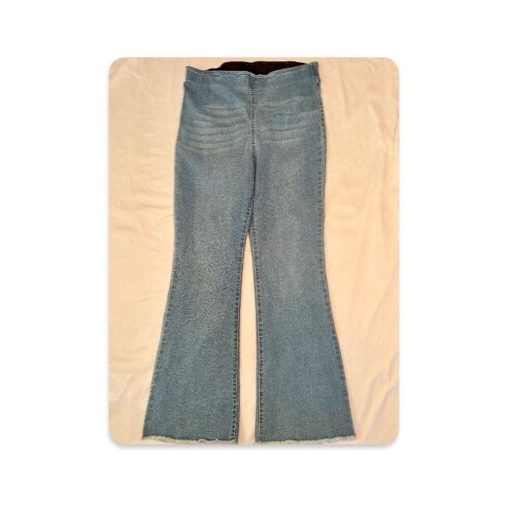 Knox Rose stretchy light wash denim jeans. Size 12
